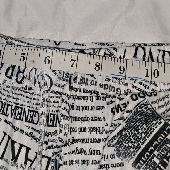News print Shorts, No Boundaries size M (7-9) - Picture 4 of 9